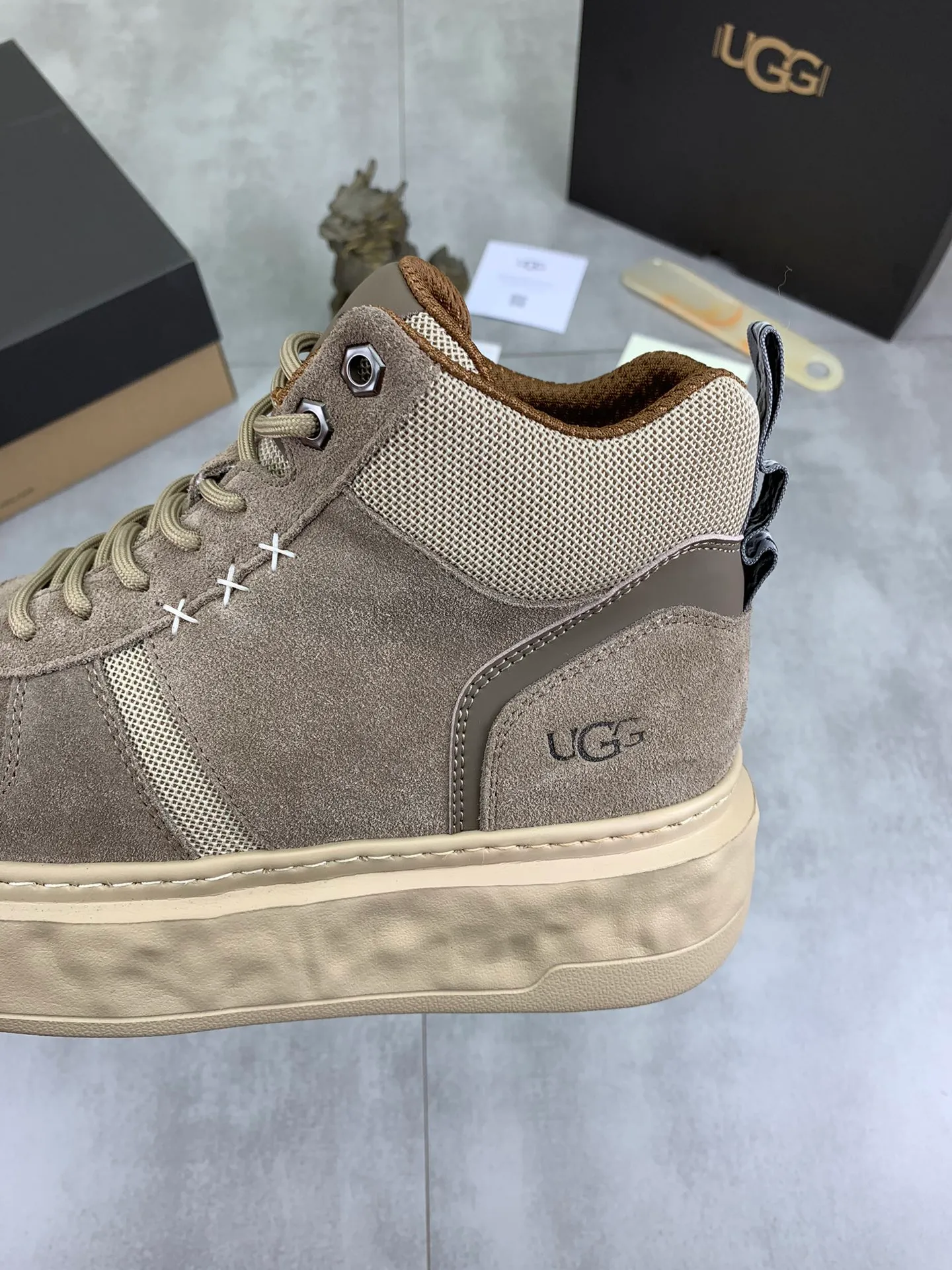 Men's shoes 💰P640 [New style] 💰 🆘 "Real wool" [UGG] 👉The popular men's shoes are synchronized with the official website 🔰The quality of the genuine products [satisfied] is not comparable to the imitations in the general market 🌀The upper is imported Italian frosted cowhide, and the lining is: foot pad 🅰️ grade 🐑Real wool👻Only Grade A can show the effect The hand feels smooth and delicate 🔱The shoe shape is grand, only genuine manufacturers can do it 🎄The perfect toughness of the original outsole 👻⬛️ allows customers to say goodbye to one-time consumption. Real wool lining, super warm. Available in black, brown and gray. Size: 39-44